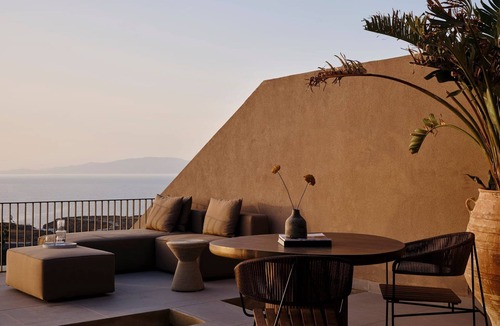 Oia Apartment | Rhethis Suite, Divine Sea Views, Infinity Pool, Oia
