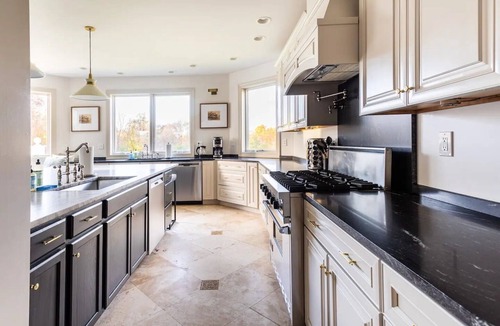 Hyde Park Villa | Rhinebrook Estate - 8 Bed/8Bath + Pool (Sleeps 20)