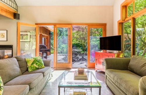 Langley Cabin | Rhythm Waters by AvantStay | Garden Paradise, Pond
