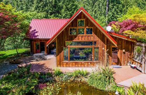 Langley Cabin | Rhythm Waters by AvantStay | Garden Paradise, Pond