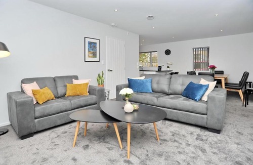 Riccarton House | Riccarton 5BR, 400m to Westfield Mall - Regents 94A