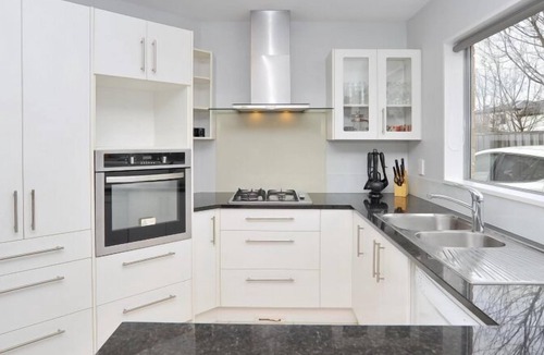 Riccarton House | Riccarton 5BR, 400m to Westfield Mall - free parking