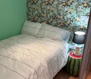 Leeds Apartment | Richly decorated flat in Central Leeds, 600m to shopping street, paid parking