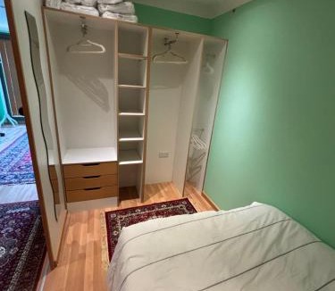 Leeds Apartment | Richly decorated flat in Central Leeds, 600m to shopping street, paid parking