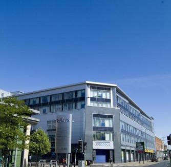 Leeds Apartment | Richly decorated flat in Central Leeds, 600m to shopping street, paid parking