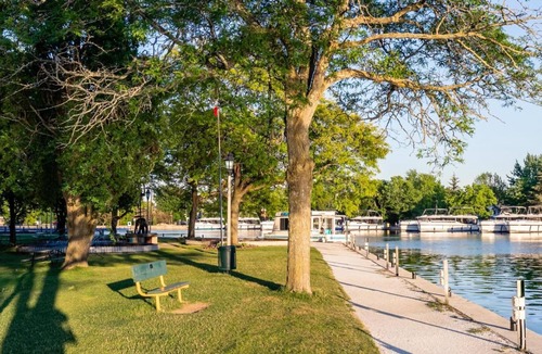 Smiths Falls Apartment | Rideau 1Bd Apartment Balcony Free Parking 2