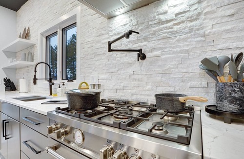 The Peaks at Lake Lure House | Ridgeline: Luxe Views, Heated Pool & Hot Tub Oasis + 6 Hole Putting Green