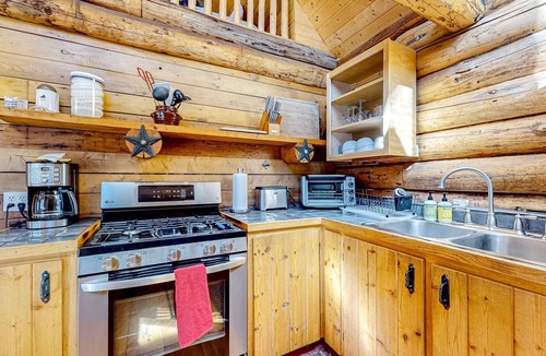 Taos Ski Valley Cabin | Ridgerunner Cabin - Ski Retreat with Hot Tub
