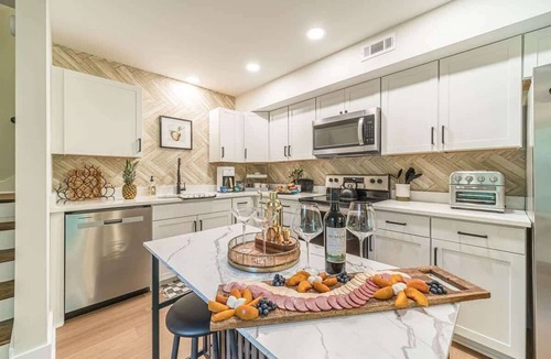 Clarkesville House | RIDGEVIEW RETREAT | HOT TUB | FIRE PIT AND GAMES