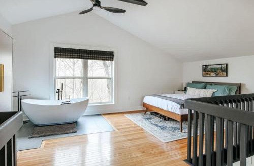 Berkeley Springs House | Ridgeview & The Nest - 26 Acres - Stay with Branch
