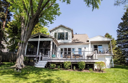 Whitewater House | Rifugio on Chapel, A 3-bedroom Lakefront Retreat on beautiful Whitewater Lake