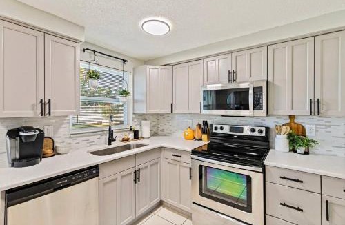 Pinellas Park House | Right at Home Stays - Modern 2BR 2BA with Yard & Fireplace