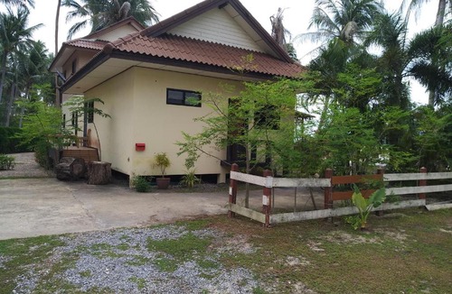 Taling Ngam House | Right on the beach house