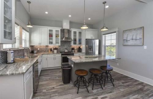 Plantation House | Rising Sun Pool Elevator Pet Beach Access