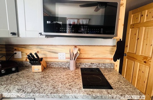 Babb Cabin | Rising Wolf Getaway: pet friendly 2-bedroom cabin in beautiful Babb, Mt.