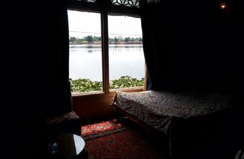 Nagin Bagh Boat Rental | RITZ Houseboats