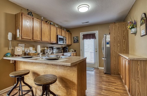Pigeon Forge Ski Chalet | River Access- 1 Mile off of Pigeon Forge Parkway- Hot Tub-motor cycle Friendly