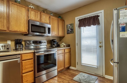 Pigeon Forge Ski Chalet | River Access- 1 Mile off of Pigeon Forge Parkway- Hot Tub-motor cycle Friendly