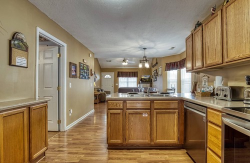Pigeon Forge Ski Chalet | River Access- 1 Mile off of Pigeon Forge Parkway- Hot Tub-motor cycle Friendly