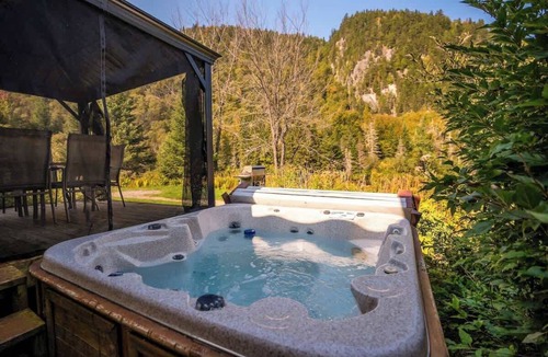 Saint-Raymond Cabin | River Access Chalet: Hot Tub, Kayak & Firepit