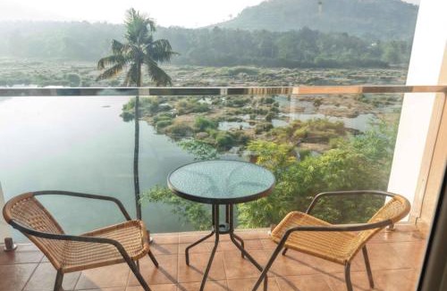 Irinjalakuda Hotel | River Bay Athirappilly