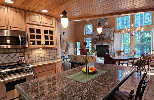 Tower House | River Bend Escape | Riverfront + Boat & Jacuzzi