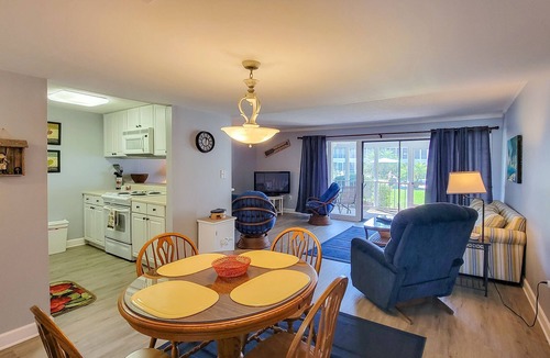 Welaka Condo | River Bend Resort - Pool/River View 1BR #A102