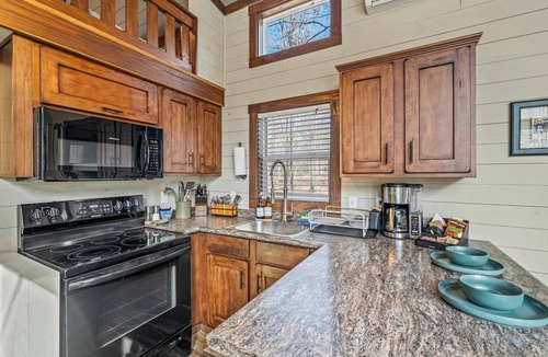 Menlo House | River Cabin | Fire Pit, Kayaks, Games, Dog Park
