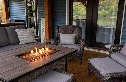 Franklin Cottage | River Cottage w 2 Story covered deck w/2 firepits, Coffee bar & outdoor TV area