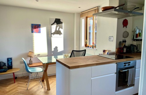 Upper Clapton Apartment | River facing Designer East London Flat - Pet Friendly and peaceful!