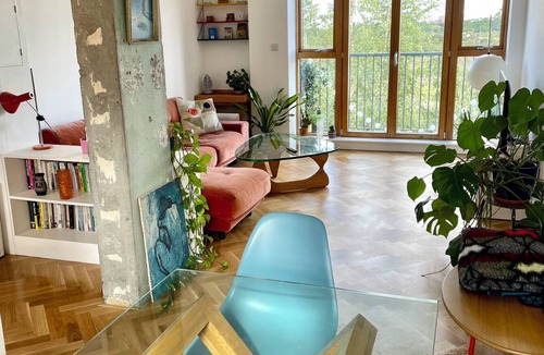 Upper Clapton Apartment | River facing Designer East London Flat - Pet Friendly and peaceful!