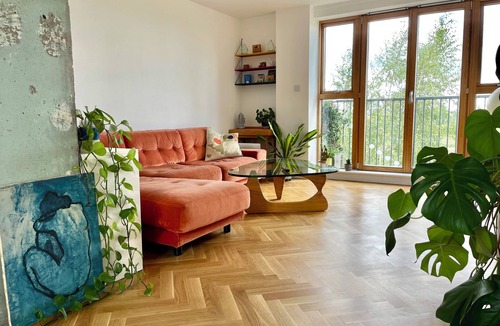 Upper Clapton Apartment | River facing Designer East London Flat - Pet Friendly and peaceful!