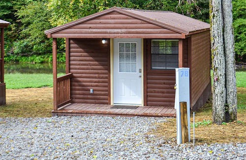 Harrogate Cabin | River Forge Cabin 52 - Cozy and Rustic 1 Bedroom Cabin - Creek Front
