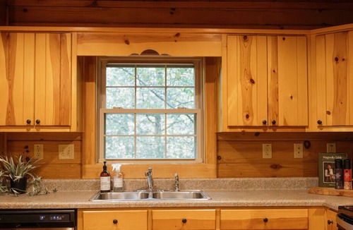White Haven Cabin | River front cabin with NEW game room/hot tub/sauna in Pocono mountains
