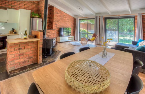 Porepunkah House | River front retreat in a quiet court only walking distance from cafes and Pub