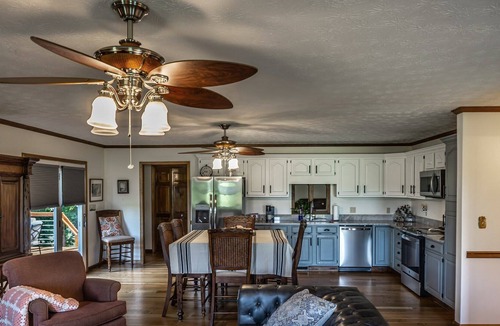 Elizabethton House | River Frontage and Mountain Views