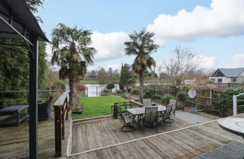 Richmond-upon-Thames House | River Haven - River Thames frontage house