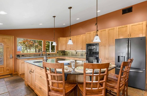Peshastin Cabin | River Heights Home-Romantic Luxury*Hot Tub*Jetted Tub*Mtn and River Views