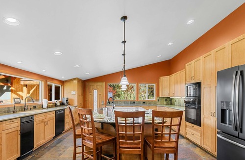 Peshastin Cabin | River Heights Home-Romantic Luxury*Hot Tub*Jetted Tub*Mtn and River Views