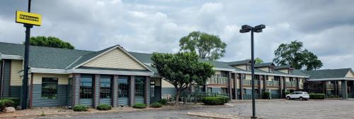 Hudson Hotel | River Hill Inn & Suites