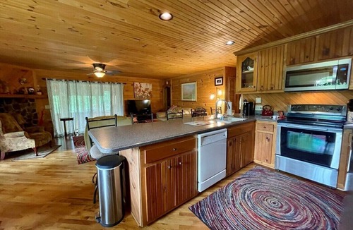 Crumpler Cabin | River Hill - River Access, Dog Friendly, Pool Table, WIFI, River View, Gas Fireplace, Mtn Views