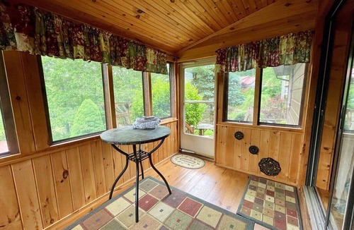 Crumpler Cabin | River Hill - River Access, Dog Friendly, Pool Table, WIFI, River View, Gas Fireplace, Mtn Views