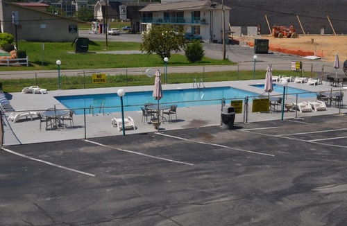 Pigeon Forge Hotel | River Lodge South