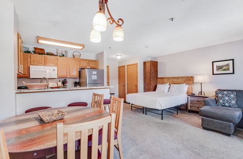 Historic District Hotel | River Mountain Lodge