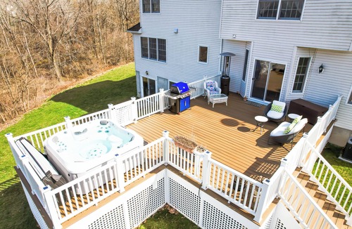 Beacon House | River & Mountain Views - Hot Tub - Arcade - Pool Table - Bar