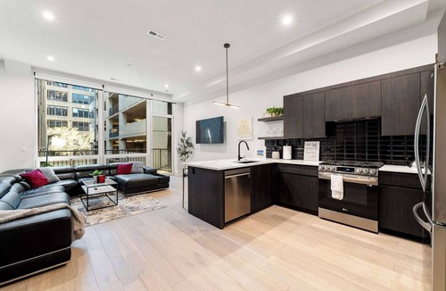 West Town Apartment | River North 2BD 2BA Retreat with Balcony & Parking