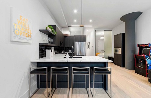 West Town Apartment | River North 2BD 2BA Retreat with Balcony & Parking