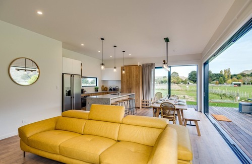 Tuki Tuki House | River Range Cottage - Havelock North Holiday Home