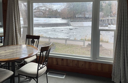 Bend Cottage | River Relaxation