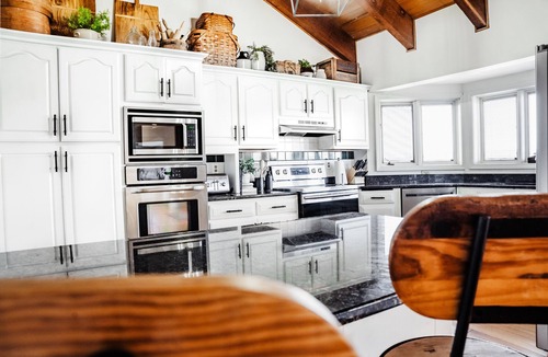 Saint Paul Cabin | RIVER Retreat for 12 w/POOL, HOT TUB, FIRE PIT & OPTIONAL GUESTHOUSE for 4
